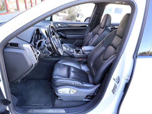 Used 2018 Porsche Cayenne Platinum Edition image 13