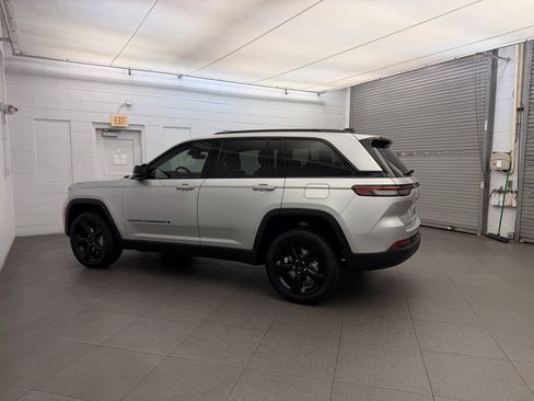 New 2025 Jeep Grand Cherokee Limited w/ Luxury Tech Group II image 5