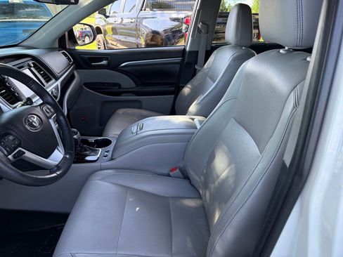 Used 2019 Toyota Highlander Limited Platinum AWD/4WD image 12