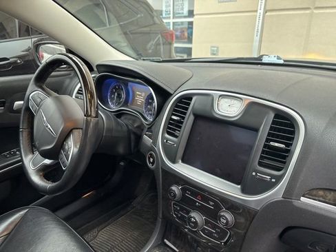 Used 2017 Chrysler 300 C image 18