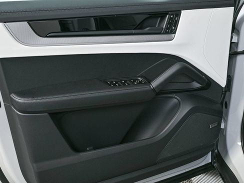 New 2026 Porsche Cayenne Coupe AWD/4WD image 6