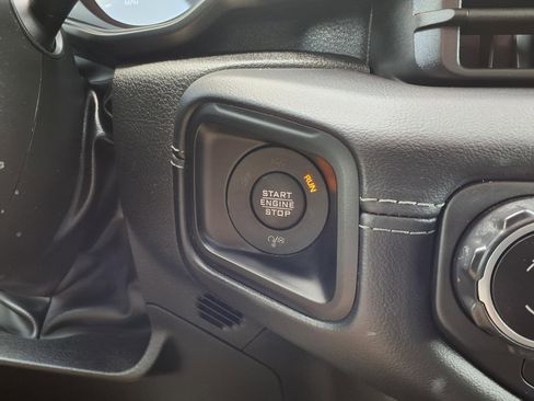 Used 2025 Jeep Wrangler Sahara image 12