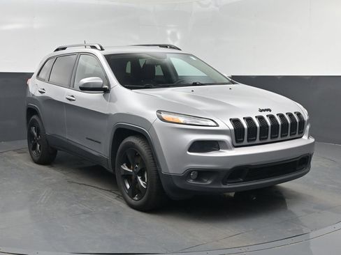 Used 2016 Jeep Cherokee Latitude AWD/4WD image 8