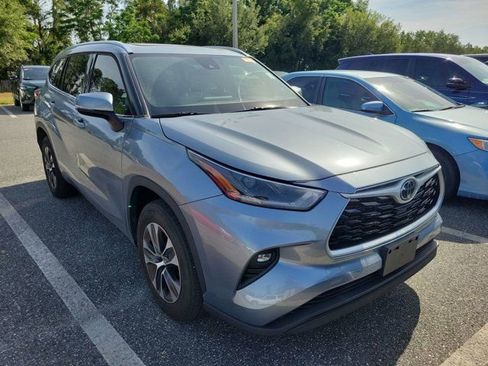 Used 2021 Toyota Highlander XLE FWD image 2