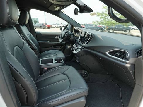 Used 2026 Chrysler Pacifica Select FWD image 20