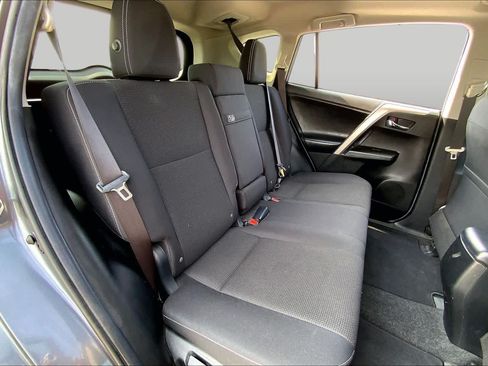 Used 2018 Toyota RAV4 XLE AWD/4WD image 19