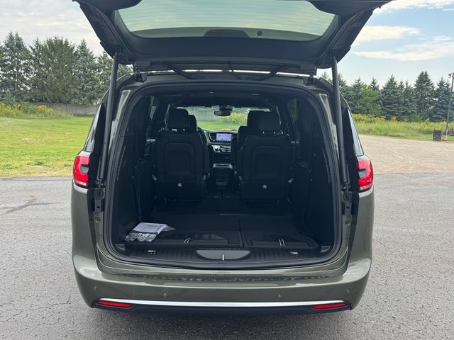 New 2027 Chrysler Pacifica Select AWD/4WD image 17