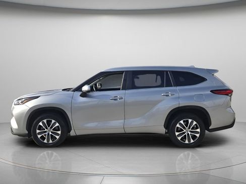 Used 2023 Toyota Highlander XLE image 4