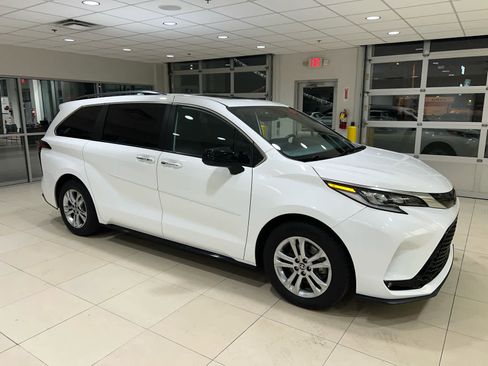 Used 2022 Toyota Sienna XSE w/ XSE Plus Package AWD/4WD image 1