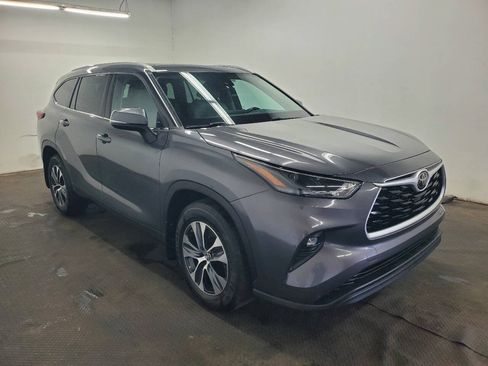 Used 2022 Toyota Highlander XLE AWD/4WD image 3
