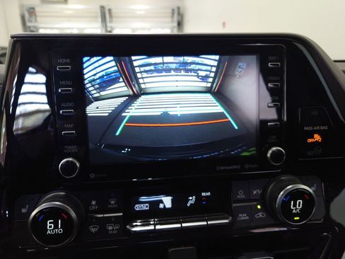 Used 2020 Toyota Highlander XLE AWD/4WD image 20