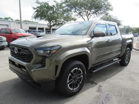 Used 2025 Toyota Tacoma TRD Sport AWD/4WD image 3