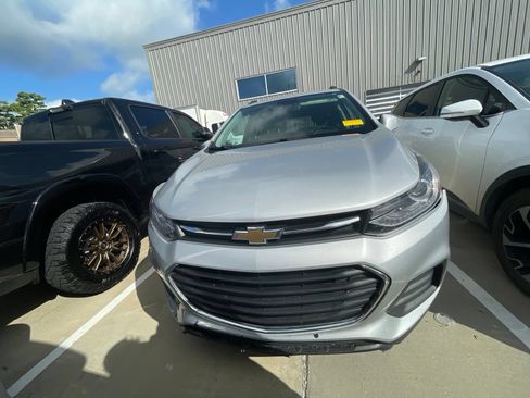 Used 2021 Chevrolet Trax LT w/ LT Convenience Package FWD image 2