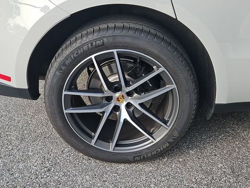 Certified 2025 Porsche Macan AWD/4WD image 13