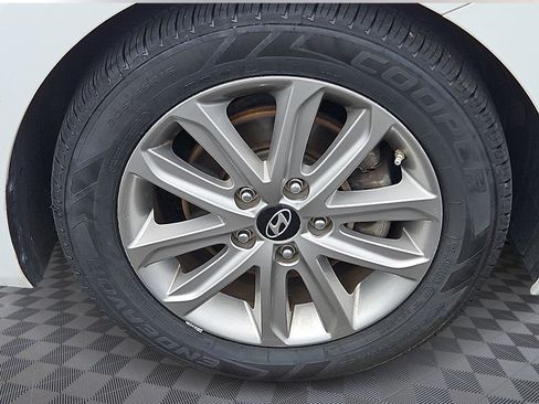 Used 2015 Hyundai Elantra SE w/ Option Group 02 FWD image 8