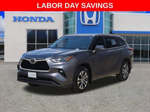 Used 2022 Toyota Highlander XLE FWD image 7