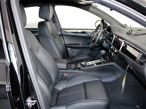 Certified 2025 Porsche Macan AWD/4WD image 23