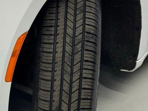 Used 2024 Chrysler Pacifica Touring-L image 22