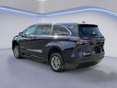 Used 2024 Toyota Sienna LE FWD image 5