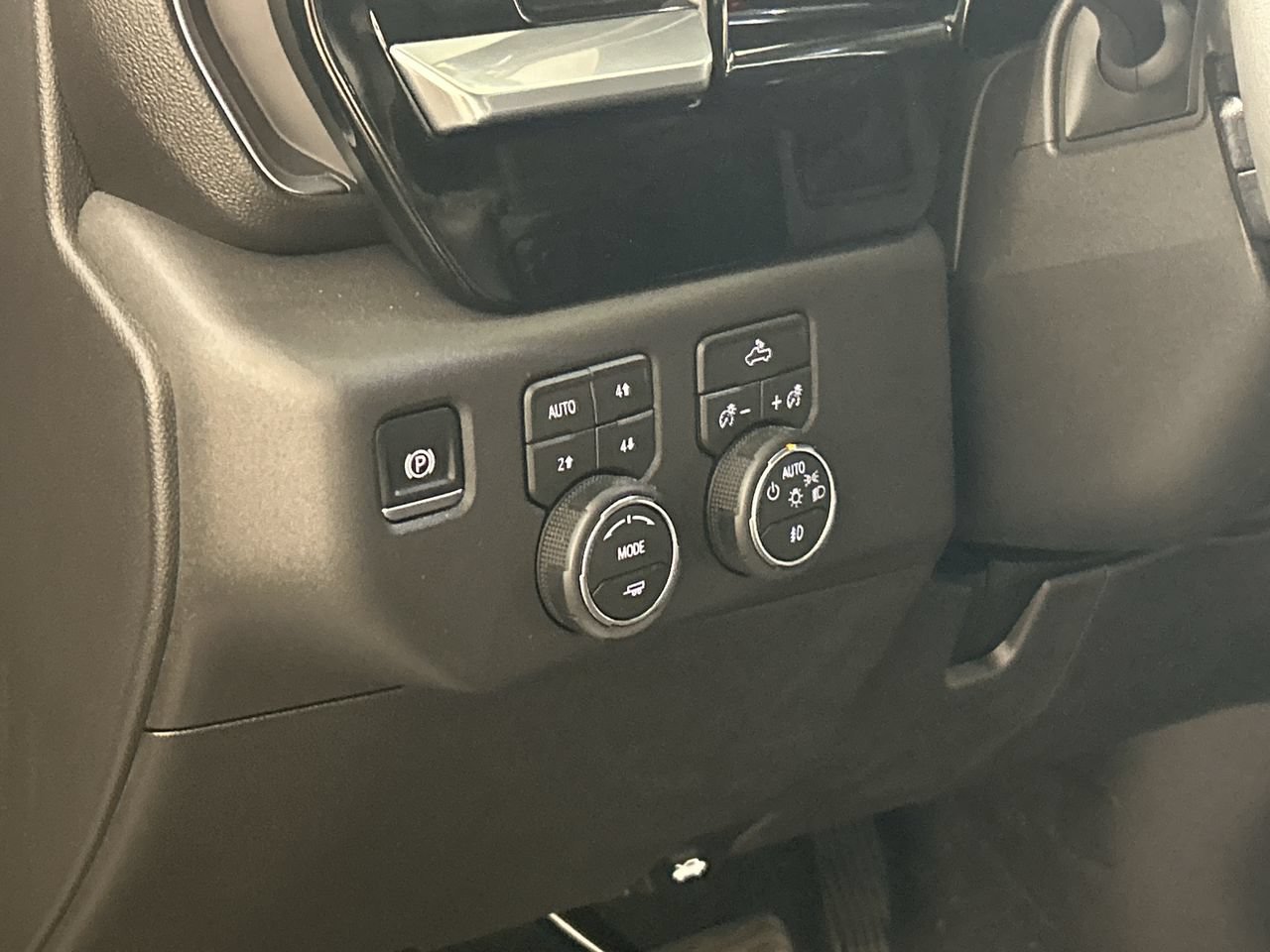 Used 2026 Chevrolet Silverado 1500 LT Trail Boss w/ Dark Appearance Package AWD/4WD image 13