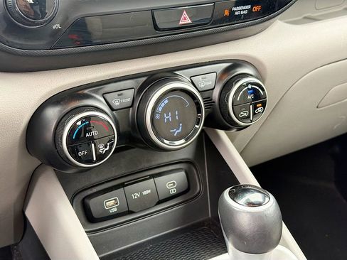 Used 2023 Hyundai Venue SEL image 15