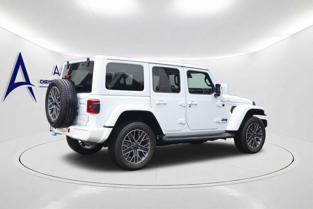 Used 2022 Jeep Wrangler Unlimited Sahara AWD/4WD image 4