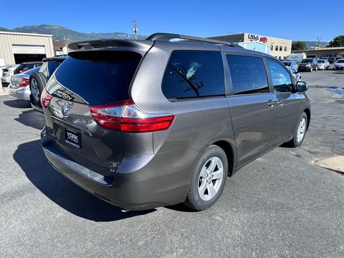 Used 2017 Toyota Sienna LE FWD image 3
