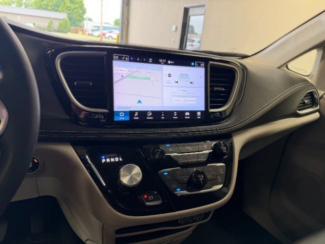 Used 2024 Chrysler Pacifica Limited FWD image 13