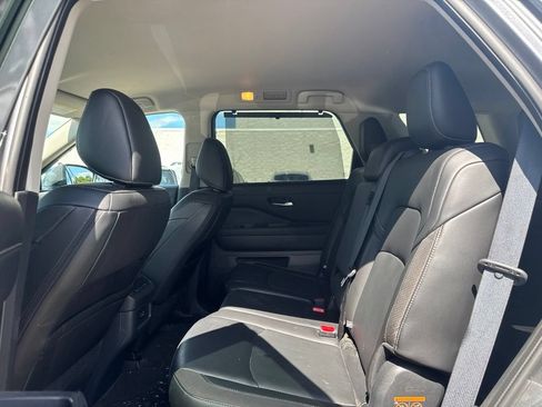 Used 2023 Nissan Pathfinder SL AWD/4WD image 13
