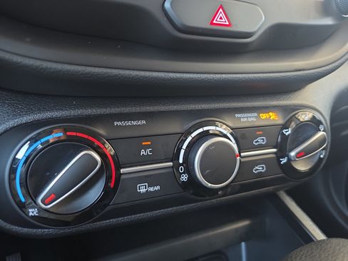Certified 2025 Kia Soul LX w/ LX Technology Package FWD image 16