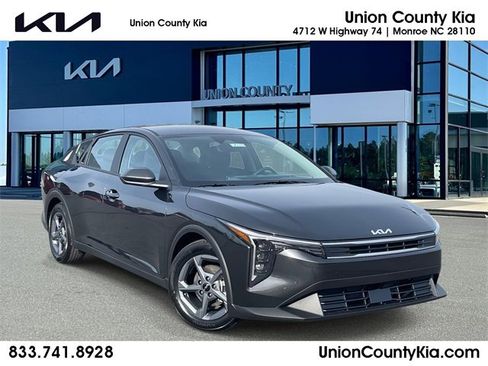 New 2025 Kia K4 LXS image 1