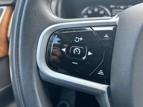 Certified 2022 Volvo XC90 T6 Momentum w/ Climate Package AWD/4WD image 25