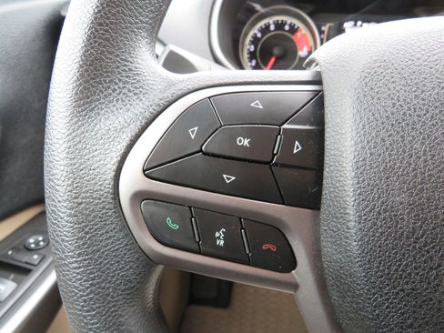 Used 2019 Jeep Cherokee Latitude w/ Popular Appearance Group image 16