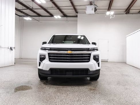 Used 2026 Chevrolet Traverse LT AWD/4WD image 2