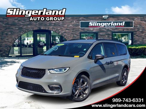 Used 2023 Chrysler Pacifica Touring-L w/ Road Tripper Package AWD/4WD image 1