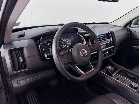Used 2025 Nissan Pathfinder SL AWD/4WD image 9