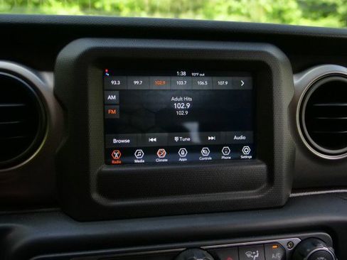 Used 2022 Jeep Gladiator Sport AWD/4WD image 15