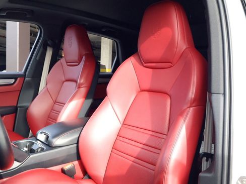 Certified 2023 Porsche Cayenne Platinum Edition image 5