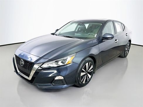 Used 2022 Nissan Altima 2.5 SV w/ SV Premium Package image 3