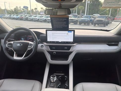 Used 2025 Ford Explorer Active w/ Active Comfort Package RWD image 18