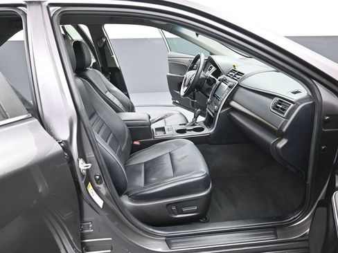 Used 2016 Toyota Camry XLE image 32