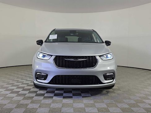 Used 2024 Chrysler Pacifica Limited image 3