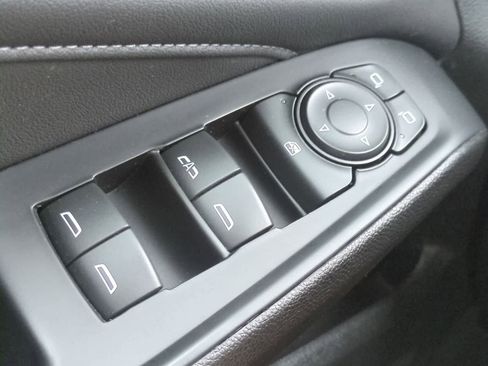 Used 2023 Chevrolet Traverse LT image 28