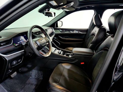 Used 2022 Jeep Grand Cherokee Trailhawk w/ Luxury Tech Group III image 8