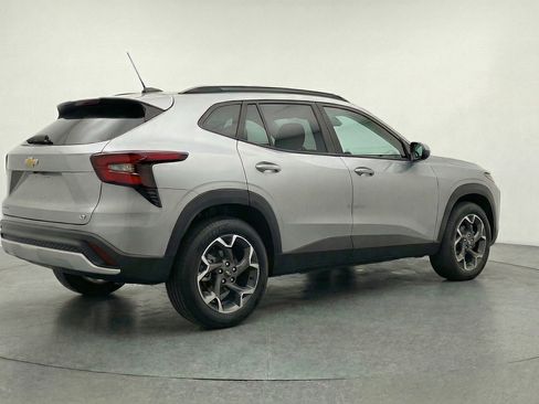 Used 2025 Chevrolet Trax LT image 9