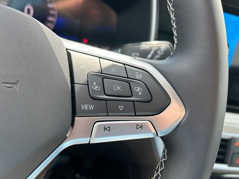 Used 2025 Volkswagen Taos SE image 21