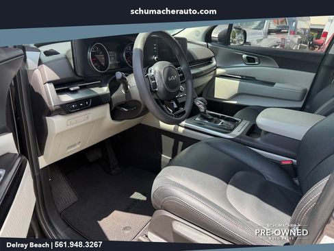 Used 2024 Kia Carnival LX FWD image 11