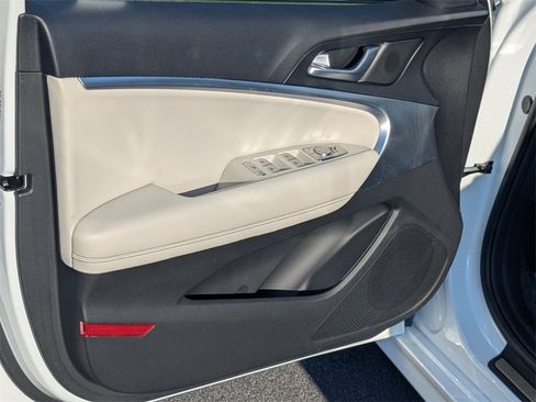 Used 2025 Genesis G70 2.5T image 10