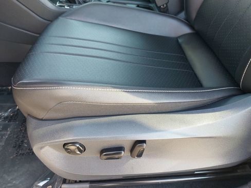 Used 2022 Volkswagen Tiguan SE FWD image 32