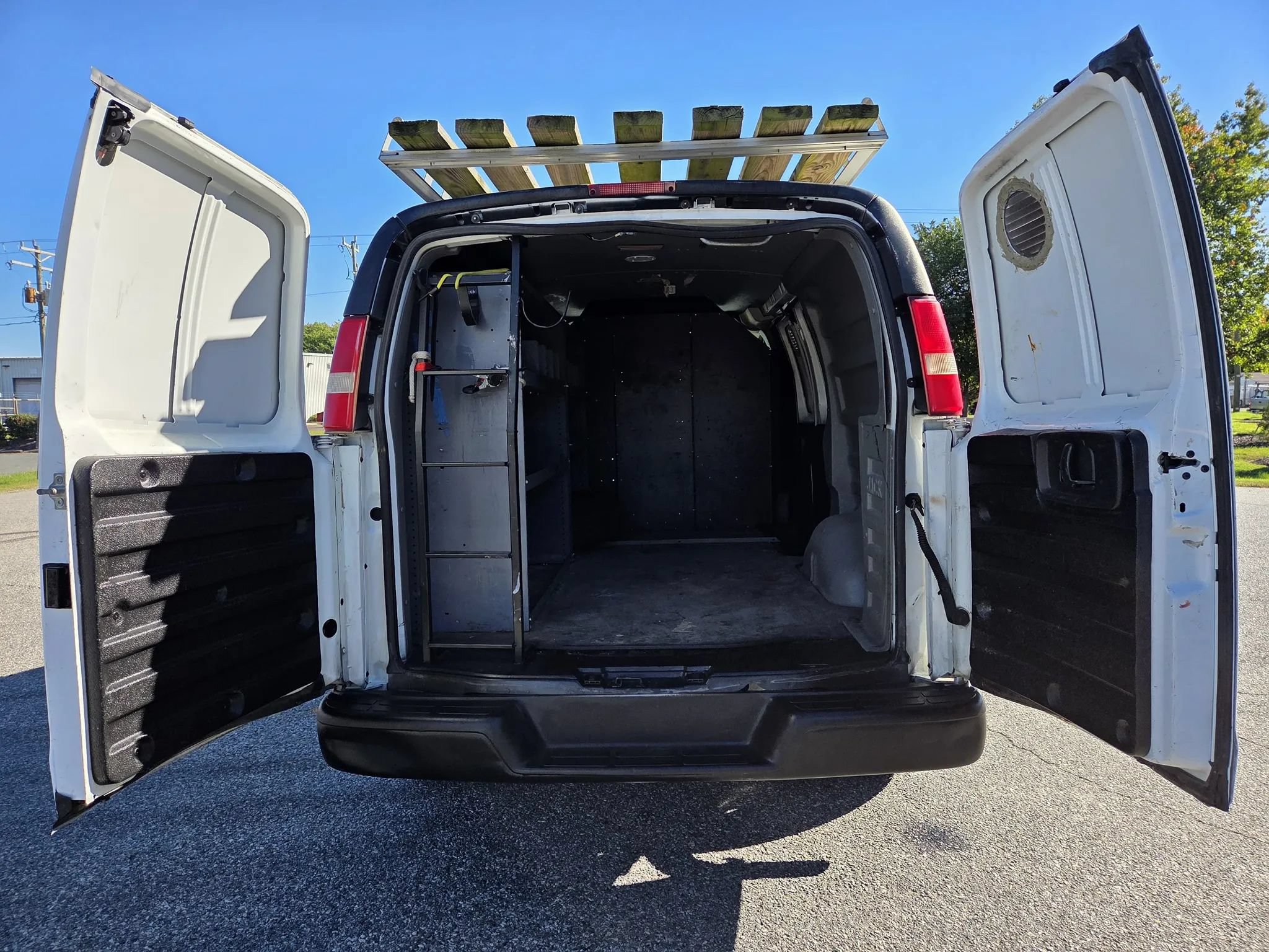 Used 2011 Chevrolet Express 2500 RWD image 8